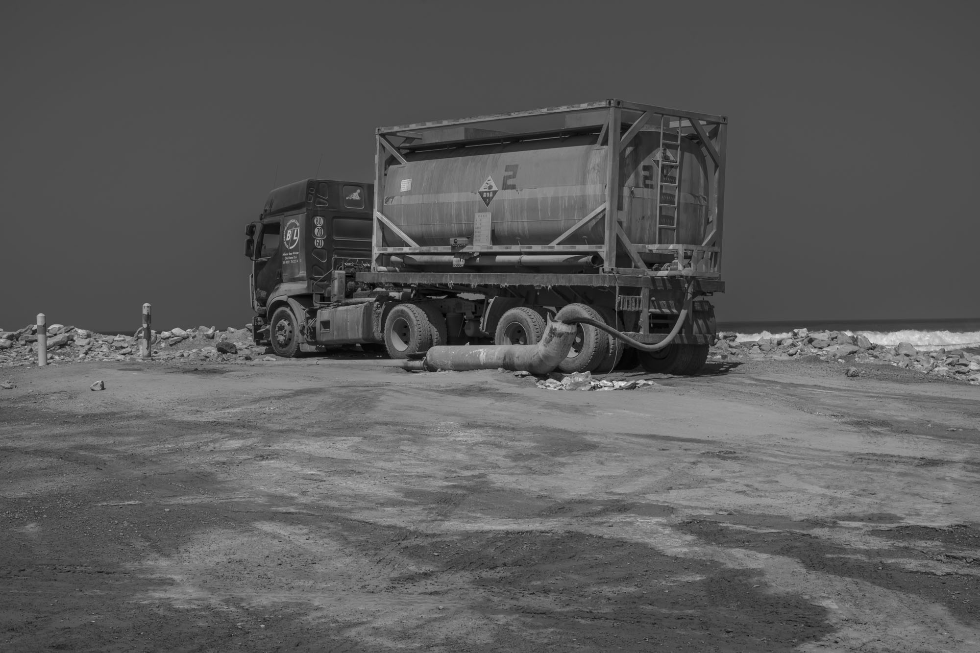 Vrachtwagen met “fluosap” (H₂SiF₆), gedumpt in zee – Khondio (Senegal).