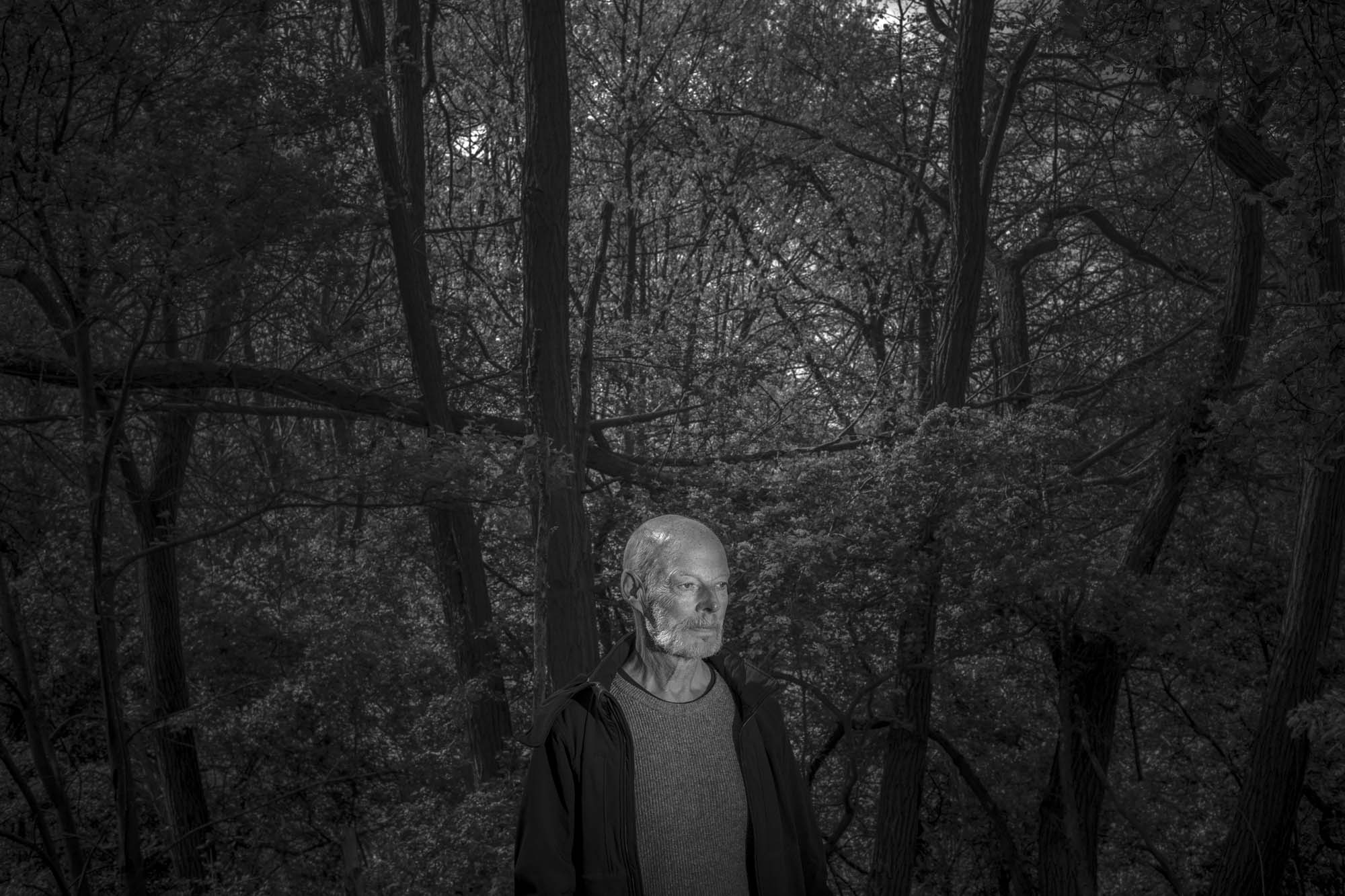 Frank Van Houtte, habitant de la région de Rupel, devant les arbres dissimulant l'une des décharges de phosphogypse de l'usine Prayon-Puurs. Flandre (BE)