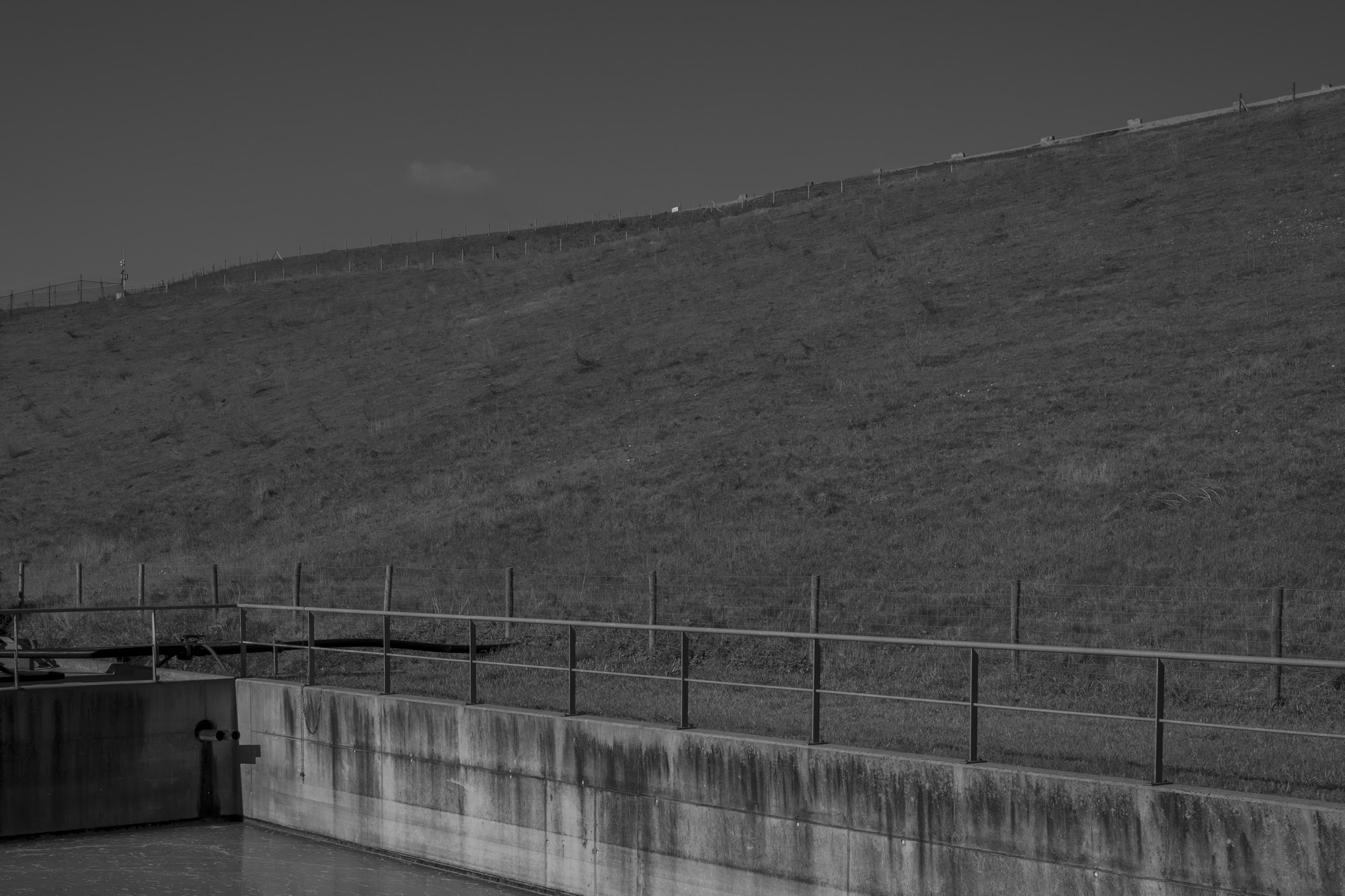 Flanc ouest de la décharge de phosphogypse de Rhône Poulenc confinée par Terranova. Zelzate – Flandre (BE)